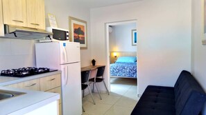 Fridge, microwave, stovetop, coffee/tea maker - Modern apartment near Palm Beach (Noord)
