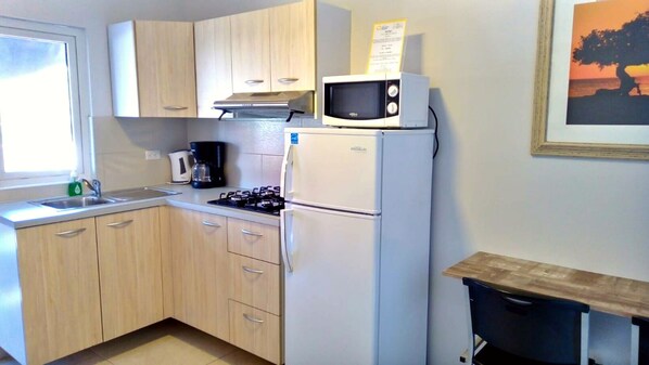 Réfrigérateur, four à micro-ondes, surface de cuisson, cafetière-théière