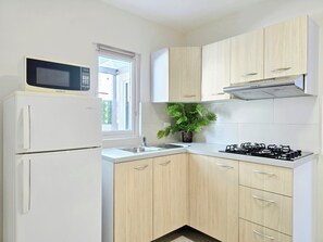 Frigorífico, microondas, placa de cocina y cafetera o tetera