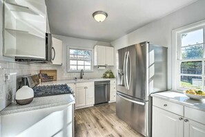 Geladeira, cooktop, talheres/pratos/utensílios de cozinha