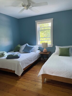 4 bedrooms, iron/ironing board, WiFi, bed sheets