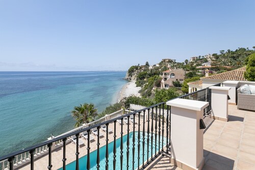 Villa Thorodin breathtaking 14P villa 1st line sea