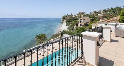 Villa Thorodin breathtaking 14P villa 1st line sea