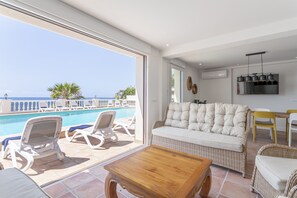 Smart TV, fireplace, ping pong, books