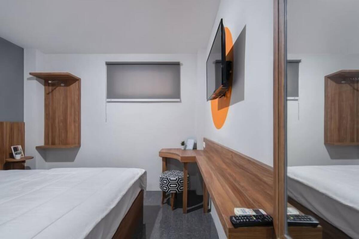 1 habitación, escritorio y espacio para trabajar con laptop