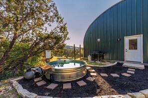 Outdoor spa tub - Unique Hill Country Barndominium With Amazing View! (Leander)