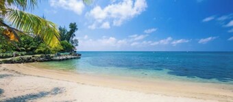 BEST LOCATION next to West Bay Beach / Beachfront Condo steps away from West Bay