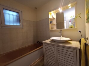 Een douche, een haardroger, handdoeken, toiletpapier