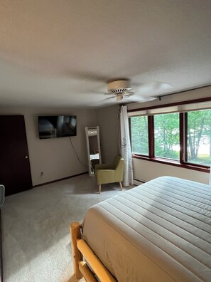 5 bedrooms, travel cot, WiFi, bed sheets - Beautiful lakefront home-1 acre, on Eagle River chain! Only 5 min from downtown! (Eagle River)