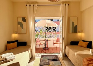 2 habitaciones, escritorio y tabla de planchar con plancha 