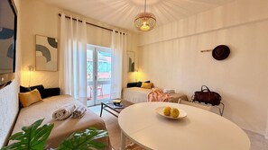 Smart TV, books - 400 meters from the beach, 2 bedrooms | Surf & Relax | 50 min from Lisbon (Santa Cruz, Torres Vedras)