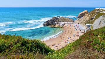 Playa en los alrededores y toallas de playa