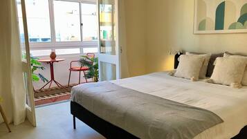 1 habitación, tabla de planchar con plancha y cuna de viaje