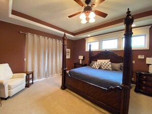 8 bedrooms, free WiFi, bed sheets - Lakefront House w/ Pool, Boat Dock & views of Old Kinderhook Golf Course  (Camdenton)