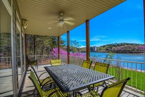 Outdoor dining - Lakefront House w/ Pool, Boat Dock & views of Old Kinderhook Golf Course  (Camdenton)