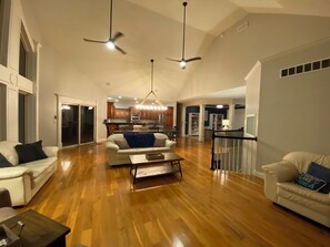 Smart TV, chimenea y futbolito 