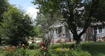Relaxing, quiet country setting. Close to many Mountain activities!