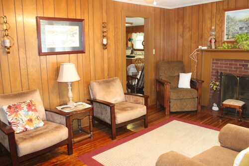 Relaxing, quiet country setting.  Close to many Mountain activities!