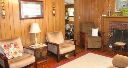 Relaxing, quiet country setting. Close to many Mountain activities!