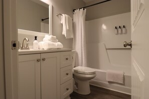 Hårtork, handdukar, tvål och schampo