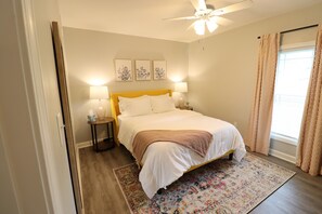 3 bedrooms, iron/ironing board, free WiFi, bed sheets - Minutes to Keeneland/Airport/UK & more! (Lexington)