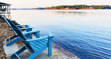 Lovely Lake Balboa house with a front-row-seat for the lake!