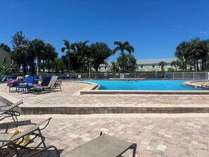 Pool - Beautiful 2 bedroom 1 bathroom water front condo (St. Petersburg)