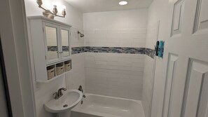 Haartrockner, Handtücher, Seife, Toilettenpapier