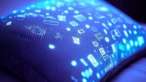 Primer plano de un dispositivo moderno e iluminado con varios iconos y símbolos.