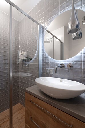 Dusche, Haartrockner, Handtücher, Seife