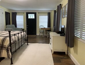 1 bedroom, desk, free WiFi, bed sheets - Comfy Studio near Big House, Tavares and Mt Dora  Fish, Shop, art, music (Tavares)