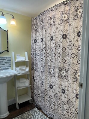Shower, hair dryer, towels, toilet paper - Come for sports, fishing, festivals and more (Tavares)