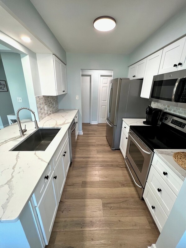 Fridge, microwave, oven, stovetop - Comfy 3BR Hidden Gem in a perfect quiet location. (Myrtle Beach)