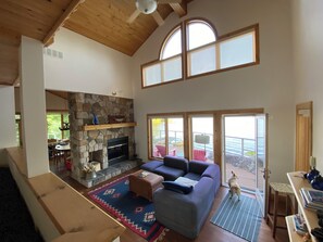 Smart-TV, Kamin, DVD-Player, Bücher