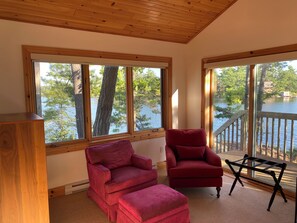 Smart-TV, Kamin, DVD-Player, Bücher