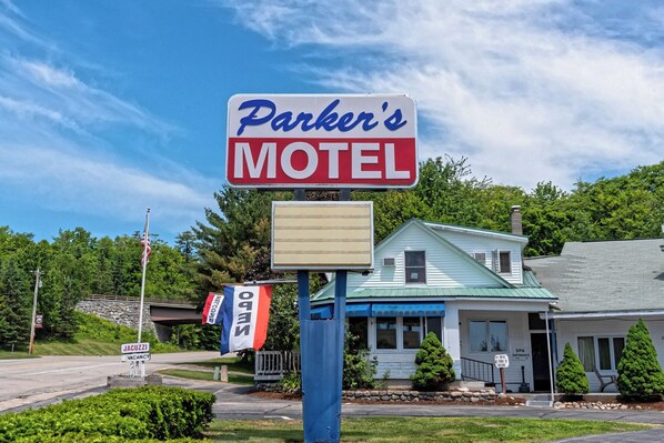 A motel sign with 'Parker's Motel' written on it. - Parkers Motel (Lincoln)