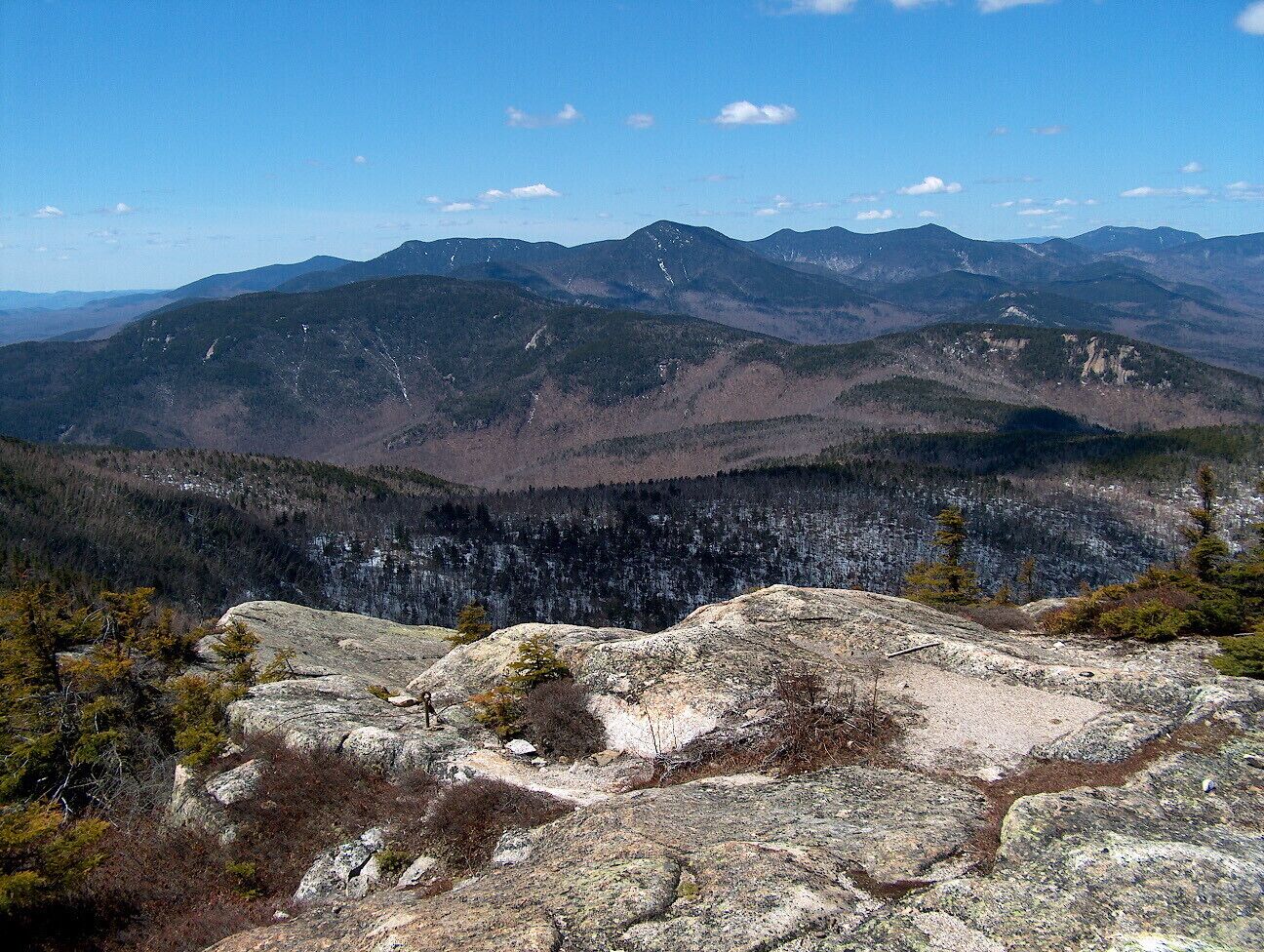 Un paysage montagneux caractérisé par un terrain rocheux et une végétation clairsemée.