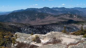 Un paysage montagneux caractérisé par un terrain rocheux et une végétation clairsemée.