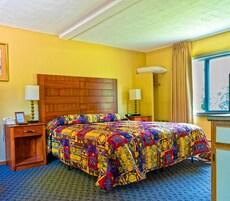 Queen room - non-smoking | 高档床上用品、办公桌、隔音、免费 WiFi