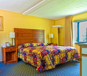 Eenvoudige tweepersoonskamer | Luxe beddengoed, een bureau, geluiddichte muren, gratis wifi