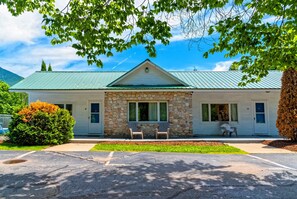 Exterior - Parkers Motel (Lincoln)