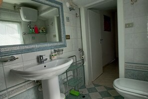 Combinazione doccia/vasca, bidet, asciugamani