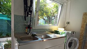 A compact kitchen with a window, sink, and a washing machine. - SE019 - Senigallia, delightful townhouse with portico (Senigallia)