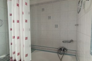 Combined shower/bathtub, bidet, towels - SE019 - Senigallia, delightful townhouse with portico (Senigallia)