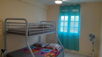 3 habitaciones, tabla de planchar con plancha, wifi y ropa de cama