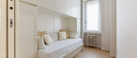 2 bedrooms, iron/ironing board, internet, bed sheets