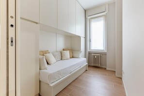 2 bedrooms, iron/ironing board, Internet, bed sheets