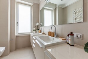Regadera, secadora de cabello, bidet, toallas 
