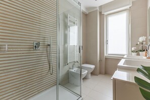 Ducha, secador de pelo, bidet, toallas