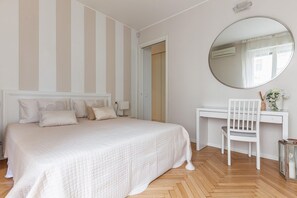 2 bedrooms, iron/ironing board, internet, bed sheets